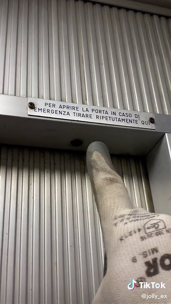 Emergenza Ascensore: Cosa Fare in Caso di Blocco