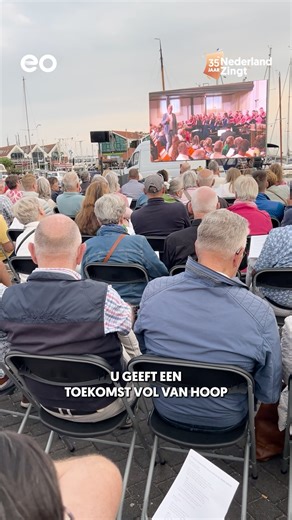 Mooi! Deze beelden vanuit de haven van Urk ❤🙏 Zaterdag is er een speciale aflevering met Zingen in de zomer te zien op het YouTube-kanaal van Nederland Zingt. Bijzonder hoe er op Urk gezongen wordt! 🎶 | Nederland Zingt (EO)