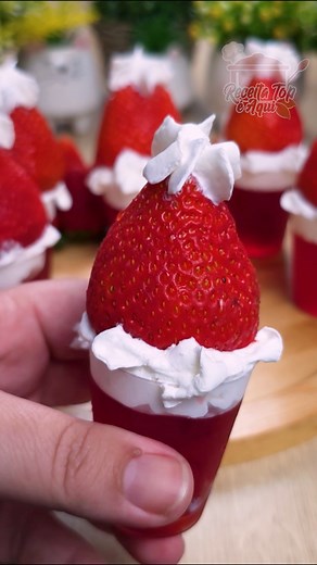 O doce de Natal mais FOFO que você vai ver hoje… e leva só 3 ingredientes! 😳🍓🎅✨ Mini Papai Noel 🎅🍓 Natal de verdade 🎄✨ | Receita Top é Aqui