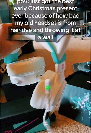 Best headset ever oomg crying @yowu chan #yowuchan #miku #mikuheadphones #hatsunemiku #christmas