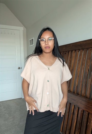 Definitely a spring fashion trend that you’re gonna want to hop on! #springfashion #womensfashion #cardigan #petitefashion