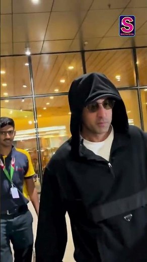 Bollywood Fashion | Ranbir Kapoor Nails Airport Style in Sleek Black Hoodie Look | N18S