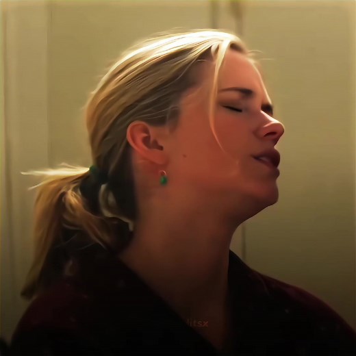 Elizabeth Lail as Guinevere Beck in 'You' First Scene Edit