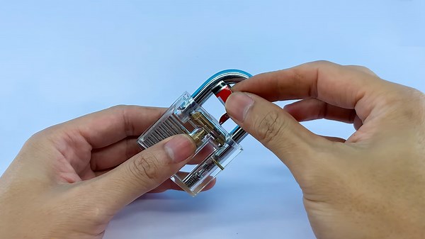How to Open Locks Without Keys: 5 Genius Hacks Using Everyday Items Like Paper Clips!