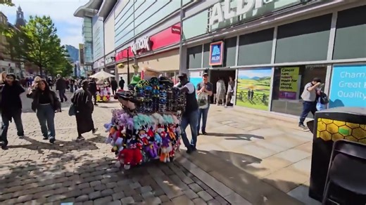 Self defense ... Masked thug "finds out" after aggressively confronting British YouTuber Charles Veitch in Manchester. Veitch's bodyguard, "Fred," was seen slapping the masked man before kicking him in the stomach. Fred was heard telling the masked man to "chill" before the man started reaching toward his pocket. Well executed. | Substance News