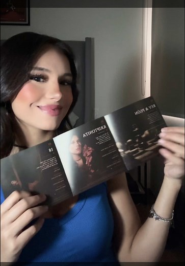 Es un sueño para mi ver mi primer CD en físico 🫶🏻🫶🏻, Pesa Más Ma Duda! Ya es de ustedes y lo pueden conseguir en marlaraoficial.com ✰ #marlara