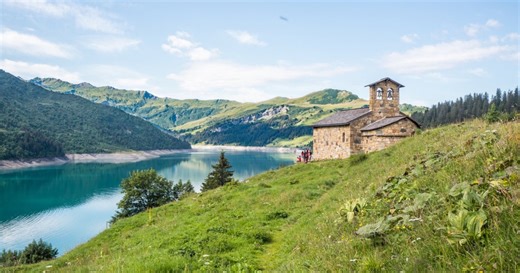 Ce lac couleur émeraude, bien caché au cœur de la Savoie, mérite toute votre attention si vous aimez les randonnées de montagne