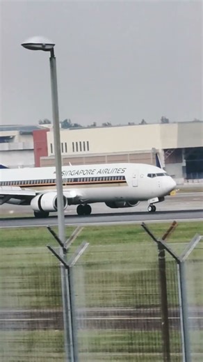 "respect to the 737-800 guys" one of SIA last 737ng left 😭