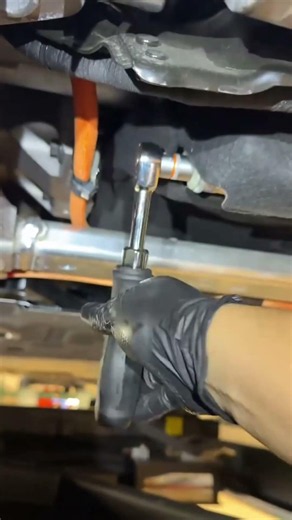 ソケットに強力磁石を内蔵すれば、ドレンボルトを吸着して、ボルトがオイル受けに落ちるのを防げます！