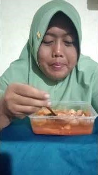makan seblak super pedas