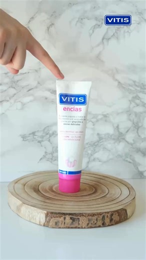 En Vitis tenemos una gama para ti. Porque cada boca es única, tenemos una solución para cada necesidad: 🦷 Anticaries para una protección diaria completa en casos de caries recurrente. 🪥 Encías si necesitas un cuidado extra. 😬 Orthodontic pensada para ortodoncia, tanto fija, como invisible. ✨ Blanqueadora para recuperar y potenciar el blanco natural de tus dientes. 🛡️ CPC Protect para una acción protectora eficaz. #Vitis #SaludBucal #CuidadoDental #EncíasSanas #Ortodoncia #BlanqueamientoDenta