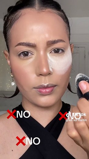 Does your concealer keep creasing?? For a crease-less concealer blend, set it with the slightest amount of powder! Pick up the powder with a puff and press it into your palms. This will remove any excess and warm up the powder so it sets your under-eye nicely. #howtobakemakeup #bakingmakeuptechnique #bakingmakeuptips #creaselessconcealer #flawlessconcealer #muatips #makeuptipsforbeginners #beginnermakeup #makeuptipsforbeginners #xoxodarlinbeautytips