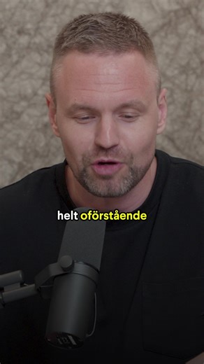 ❓Fråga: Hur skapar jag en mer konstruktiv omgivning som stöttar mina framtidsmål? Din omgivning formar dina tankar mer än du tror. En av de viktigaste insikterna från psykologin är att du blir som personerna du umgås med - både deras vanor, attityder och ambitionsnivå påverkar dig undermedvetet. Börja med att identifiera människor som redan gör det du drömmer om att göra. Vill du bli mer vältränad, umgås mer med personer som prioriterar fysisk aktivitet. Vill du ändra ekonomiska vanor, bygg rela