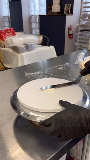 Sooo cutesy #cakedesign #cake #mindful #cakeartist #cakedecorating #baking #frosting #fyp #buttercream #birthdayideas #birthdaycake #milwaukee #vintagecake #mke #yum #baker #414 #demure | whisk.chick | Facebook