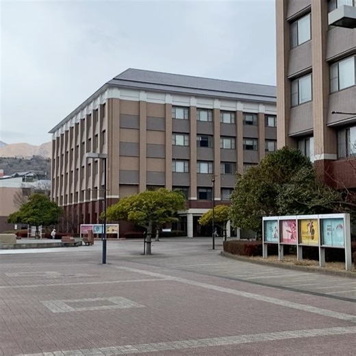 浅見眞帆（大分朝日放送アナウンサー） on Instagram: "大分ふるさとCM大賞vol.22🏆✨ いよいよ！あす！ 3月12日(水)の よる6時半〜放送です😆🧡 30秒の手作りCMに ふるさと自慢を詰め込んで 競い合うコンテスト。 審査委員長は宮川大輔さん。 審査員は 景井ひなさん 三浦崇宏さん 中島知子さん えとう窓口さん リポートは首藤将太さん 得点係は小栗琴音アナ。 そして！総合司会は陣内智則さん。 私、浅見は一緒に司会を 務めさせて頂きました🎤 陣内さんの隣で番組の進行役を できる日が来るとは 思ってもいませんでした！ 地元ネタをしっかりフォロー出来るよう 意気込んで臨みましたが、 トークを展開する視野の広さとスピードに 電流？稲妻？が走るような 衝撃を受けました⚡️⚡️ ゲストの皆さんの豪華さ✨ そして、18市町村の担当者の方のふるさと愛❤️は 胸を張って全国放送で届いてほしい〜！！ と感じる内容でした🥺 どの市町村が大賞に輝くのか、 最後の最後までわからない大混戦です🫣&