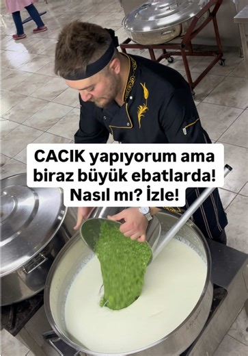 Dışarıda soğuk bir hava, mutfakta ise fokur fokur kaynayan dumanı üstünde bir tencere yemeği. Yanına en çok ne yakışır derseniz, benim cevabım belli, Şöyle kaşığı dolduran, tam kıvamında, ferah bir cacık! Kışın o yoğun ve baharatlı yemeklerinin yanında damağımızı tazeleyecek, içimizi ferahlatacak bir lezzet arıyoruz. Bugün sizi hiç uğraştırmayacak, mutfaktaki en büyük yardımcınız olacak o pratik ve nefis tarifi hazırlıyoruz. Yoğurdun en doğal haliyle buluştuğu bu kasenin, sofranızdaki tüm havayı