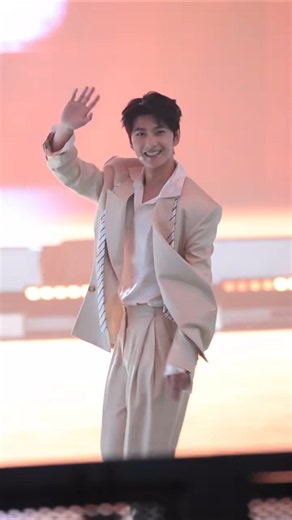 Yang Yang's smile is alluring! so damn cute😘