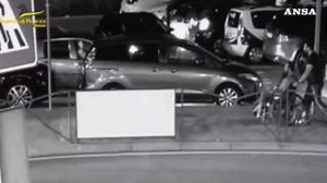 Si fingono invalidi e percepiscono sussidi, due arresti in Brianza. Nel video che li inchioda il finto cieco guida un'auto e il falso invalido cammina. #ANSA https://ow.ly/csVw50QA9j4 | ANSA.it