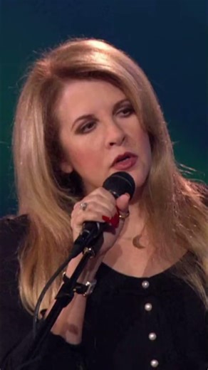 Lindsey Buckingham & Stevie Nicks with "Never Going Back Again" from Soundstage