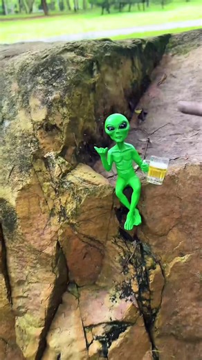 Handcrafted resin aliens with dreamy colors! Perfect tiny companions for your room. Each one is unique and full of personality. #ResinCraft #AlienFigure #SpaceVibes #DeskDecor #DIYArt