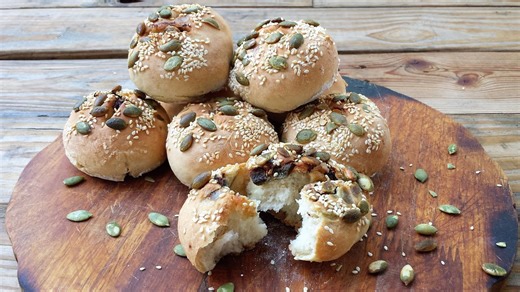 Dried Figs and Blue Cheese Bread | Homemade Loaf with Seeds