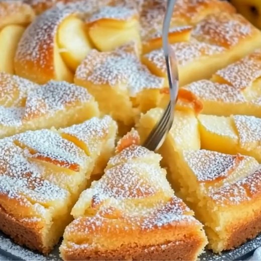 Blitz-Apfelkuchen mit nur 5 Äpfeln – in 10 Minuten im Ofen! Zutaten: - 5 Äpfel (z. B. Elstar, Boskop oder Gala) - 2 Eier 🥚 - 100 g Zucker - 1 Pck. Vanillezucker - 100 g Mehl - 1 TL Backpulver - 50 ml Milch - 50 ml Öl - Zimt & Puderzucker nach Belieben Anleitung: 1. Ofen vorheizen: 1.1. Den Ofen auf 180°C vorheizen. Eine Backform einfetten oder mit Backpapier auslegen. 2. Teig vorbereiten: 2.1. Eier, Zucker und Vanillezucker in einer Schüssel schaumig schlagen. 2.2. Mehl und Backpulver hinzufüge