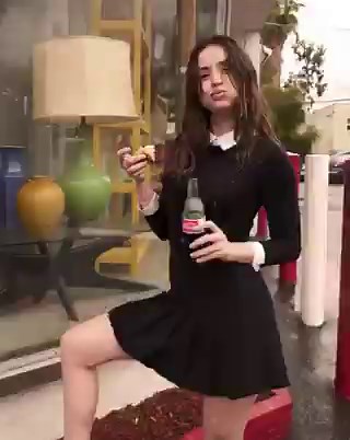 Η 24χρονη που συναντας στο Μεταπτυχιακο Φιλοσοφιας που ξεκινησες στα 50 σου καθως κανετε διαλειμμα για φαγητο μαζι,μια μερα μετα ακριβως αφου ορκιστηκες στην αντροπαρεα σου οτι δεν θα ξαναμπλεξεις με καμια γκομενα στην ζωη σου,& οτι σκεφτεσαι να φυγεις για καλογερος στο Αγιο Ορος