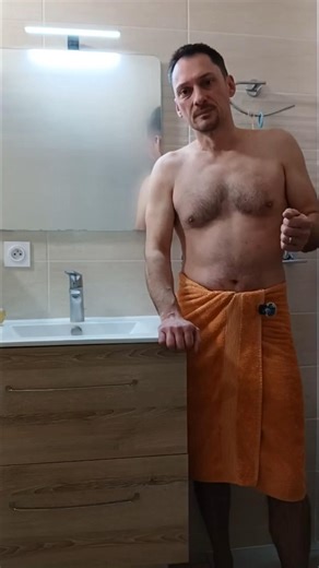 Buée sur le miroir dans la salle de bain