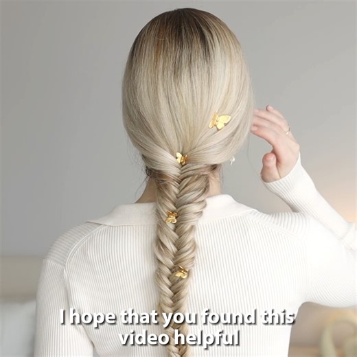 Today’s easy hair tutorial is how to fishtail braid your own hair. I...