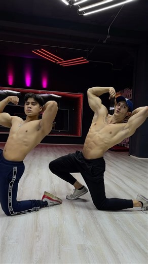 17K views · 151 reactions | Practicando la fluidez de las poses con @alex_bautistaaa  . . . #reels #aesthetic #bodybuilding | Humberto Montano | Facebook