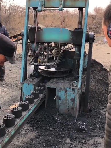 The honeycomb briquette machine is a special molding device that presses raw materials such as coal powder into honeycomb-shaped finished products. Suitable for civil and small industrial scenarios, it is easy to operate and the finished products are durable, favored by the market.#BulletMachine#HydraulicBulletMachine#BulletFormingMachine#HoneycombBulletMachine#BulletMachiningMachine#CoalBriquetteEquipment#HoneycombBriquetteIntegratedMachine#FullyAutomaticHydraulicBriquetteMachine#CoalPowderBriq