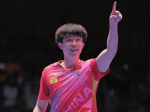 王楚钦29回合极限对轰林钟勋！聆听手势回击韩国球迷，霸气指国旗