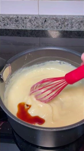 Super easy little cups of cream and strawberries 🤤🍓
