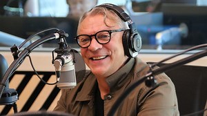 Il a conquis le coeur des Québécois grâce à ses rôles marquants et ses imitations déjantées. Avant d'en arriver à un tel succès, Marc Labrèche est passé près d'abandonner son rêve de devenir comédien. Il reprend maintenant son rôle de Rénald pour six nouveaux épisodes de «La Petite Vie» à l'occasion des 30 ans de la série. | Radio-Canada Arts