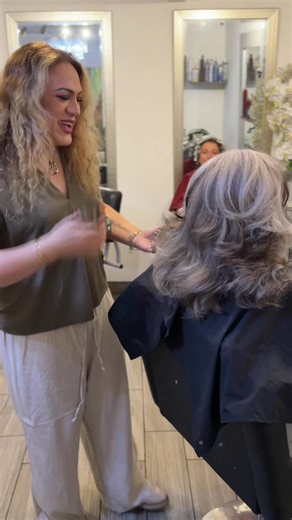 #LIVEIncentiveProgram #LIVEMonetization #PaidPartnership A la Lizetita como no quiere todo el cabello canoso y le gustan los efectos de color, le hacemos el color claro y transparencias en tonos obscuros y así jugar con la luz y la sombra o mechas negativas se le llama aprovechando sus canas! @Nutrapél Professional #luzysombra #mechasnegativas