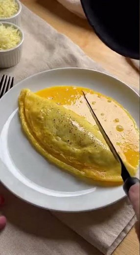 Recette rapide et facile : omelette fromage moelleuse.