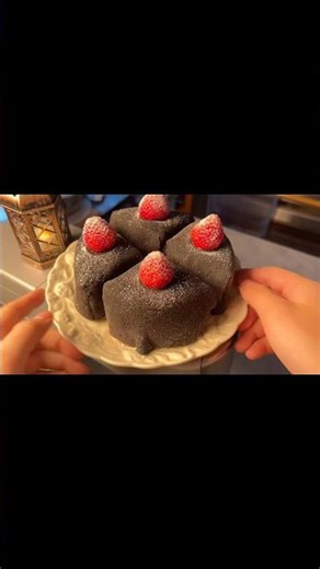 苺のレアチーズケーキをブラックココアの求肥で包んだスイーツです🍓˖ ࣪⊹レシピは本編に載せてます🍀*゜ #簡単レシピ #おうちカフェ #お菓子作り#ケーキ