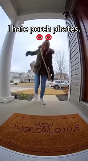 Porch exploding package box with glitter🥹🔩👯‍♀️🤨 #porchpiratecaught #glitter #package #prank #funny