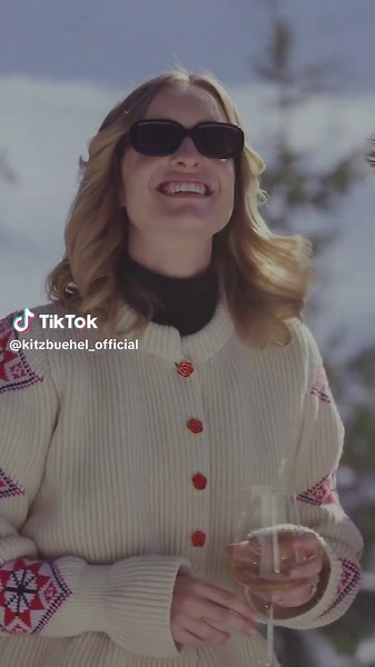 Making memories ❄️✨ There’s nothing like sharing special moments with friends in the heart of the Alps. Laughter, stunning views, and endless joy – this is what winter dreams are made of. 🏔️ #kitzbühel #kitzbuehel #lovetirol #visittirol #beautifuldestinations #sportstadt #MakingMemories #AlpineVibes