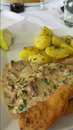 Schnitzel Wiener Art mit Pfifferling Rahm Soße