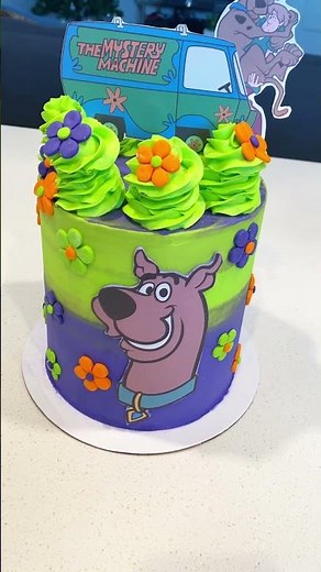 Ruh-roh! 🐾 This custom Scooby-Doo cake with matching cupcakes was too cute to keep a mystery! 💚💙