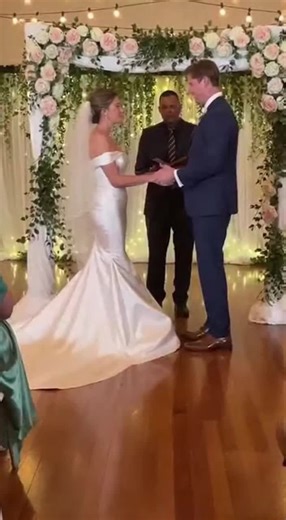 Bride’s dress failed and the whole wedding went into panic mode #microdrama #weddingtok #chaos #caughtoncamera #viralvideo