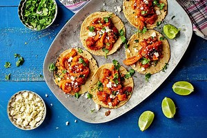 Cómo hacer chicharrón en salsa roja. Receta de la cocina tradicional mexicana para taquear