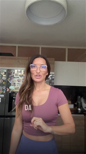 ne treba izbacivati ugljene hidrate – posebno ne nakon 40. god. Ugljeni hidrati nisu neprijatelji, već gorivo koje našem telu treba da bi pravilno funkcionisalo, posebno kada govorimo o metabolizmu i hormonima. Složeni ugljeni hidrati – kao što su integralni pirinač, ječam, proso, ovas, kinoa, heljda, voće, jam, kao i namirnice poput mahunarki – obezbeđuju stabilnu energiju, vlakna, vitamine i minerale. Oni su ključni za produkciju T3 hormona, najaktivnijeg hormona štitne žlezde, koji direktno u