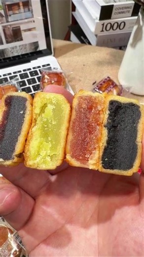 想吃月饼又担心分量太大？这款迷你小月饼刚刚好，口感细腻味道醇厚，多种风味，居家解馋、中秋尝鲜不容错过。
