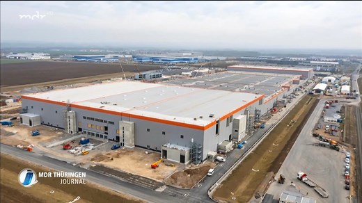 Im Oktober 2019 war Spatenstich auf einem leeren Feld - jetzt steht dort eine 540 mal 220 Meter große Halle. Am Erfurter Kreuz entsteht Europas größtes Lithium-Ionen-Batteriewerk. Produzent CATL will schon bald mit der Produktion beginnen. Nun wurde eine weitere Hürde genommen. | MDR Thüringen