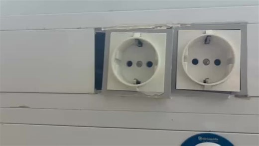 Altaveu on Instagram: "Usuaris del servei d’urgències de l’hospital Nostra Senyora de Meritxell han lamentat el mal estat d’alguns dels elements dels boxs on han de quedar-se els pacients. Així, i segons les imatges que han volgut compartir amb Altaveu, es poden veure endolls desencaixats de la paret, altres connectors que tampoc estan ben col·locats o interruptors per moure els llits que no funcionen. Fonts del SAAS @saasandorra han admès que algunes instal·lacions són velles, però defensen que