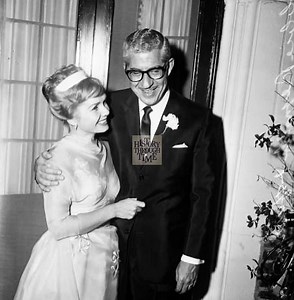 "Debbie Reynolds wed her second husband, millionaire shoe magnate Harry Karl, in an intimate ceremony held at his sister’s home in California in 1960. The celebration brought together family and close friends as the beloved actress, already a household name for her roles in classic films like Singin’ in the Rain, embraced a new chapter of life. Known for her charm and warmth, Reynolds radiated joy throughout the day, while Karl, a prominent Beverly Hills businessman, stood proudly by her side. T