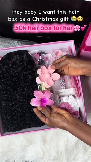 Hey baby I want this hair box as a Christmas gift 🌸💕 Box contains ; 🌸16’’ inches pixie curls 🌸curls keeper 🌸Claw clips 🌸Hair band 🌸Fancy brush 🌸Scrunchies 🌸Wig cap 🌸Hair serum #tiktok #fyppppppppppppppppppppppp #blowthisup