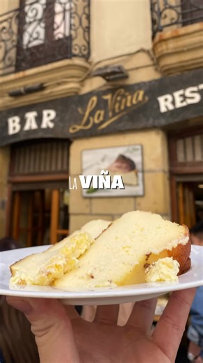 La VIÑA 🍰 San Sebastían, Donosti, País Vasco 📍 La tarta más famosa de todo España 🇪🇸 El lugar que sentaría las bases de la tarta de queso 🧀 que todos conocemos a día de hoy 🤤 Y que a pesar de las modas y evoluciones constantes en la gastronomía, a día de hoy, siguen elaborando la receta tradicional 📝 Una receta que te puede gustar más o menos pero, que representa historia y tradición, un sitio que puso un punto y aparte en la repostería española al que de verdad, tenemos mucho que agradec